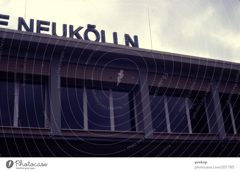 Selbsterklärend Stadt Haus Bauwerk Gebäude Fassade Zeichen Schriftzeichen authentisch Neukölln Berlin Mosaik Fensterscheibe Schwimmbad Himmel Wolkenhimmel