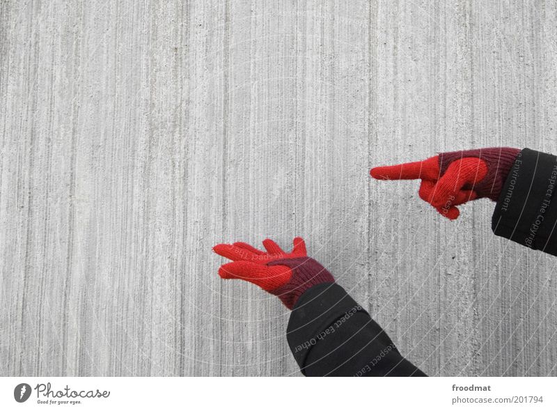 hier gibt es nichts zu sehen Hand Mauer Wand Fassade Handschuhe Kommunizieren einfach kalt grau rot Handel Werbung Präsentation zeigen Hinweis Beton Betonwand