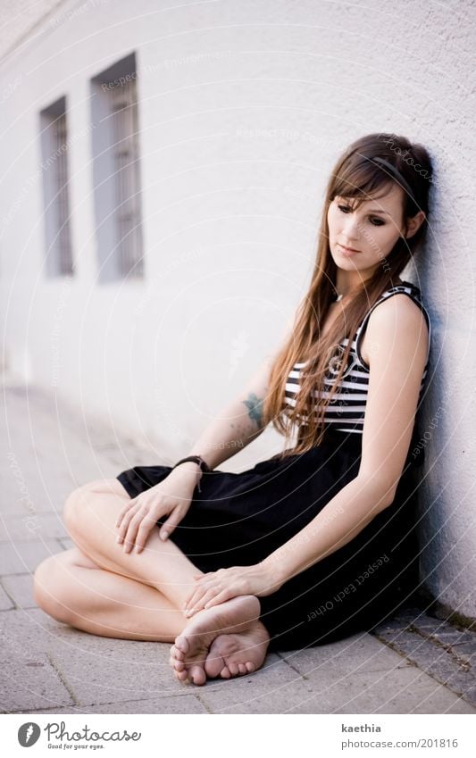 let´s dream feminin Junge Frau Jugendliche Fuß 1 Mensch 18-30 Jahre Erwachsene Haus Mauer Wand Fenster Rock Kleid Tattoo Barfuß Haarreif brünett langhaarig