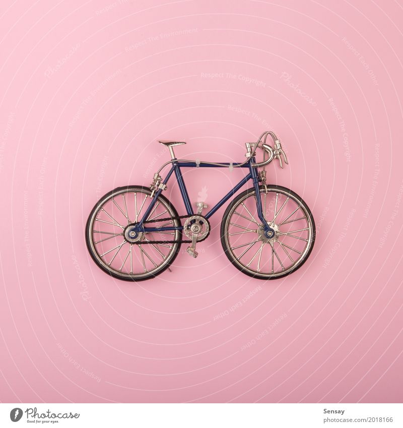 Sportkonzept - Spielzeug fährt auf rosa Hintergrund rad Stil Design Sommer Dekoration & Verzierung Tapete Menschengruppe Fitness hell oben gelb weiß Farbe