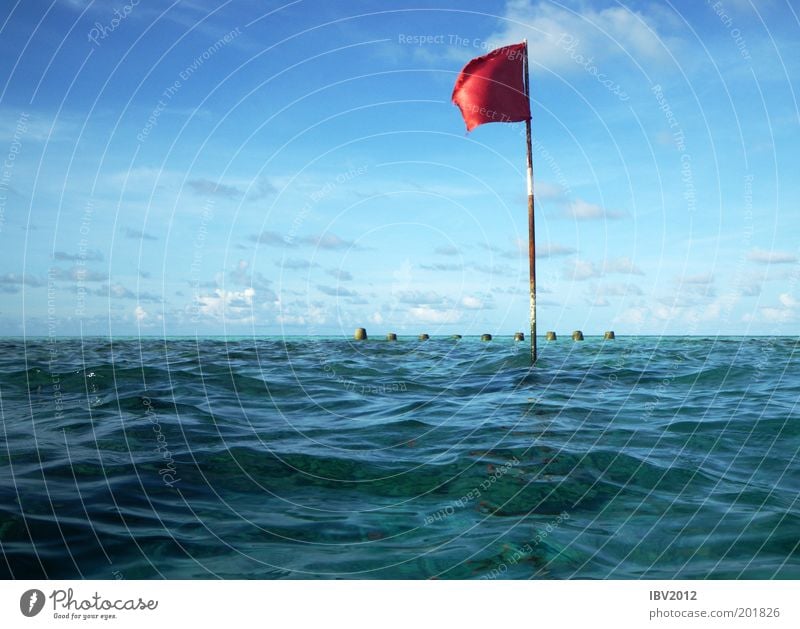 Red flag in paradise Ferien & Urlaub & Reisen Tourismus Ausflug Ferne Freiheit Sommer Sommerurlaub Meer Wellen Malediven Umwelt Natur Wasser Himmel Wolken