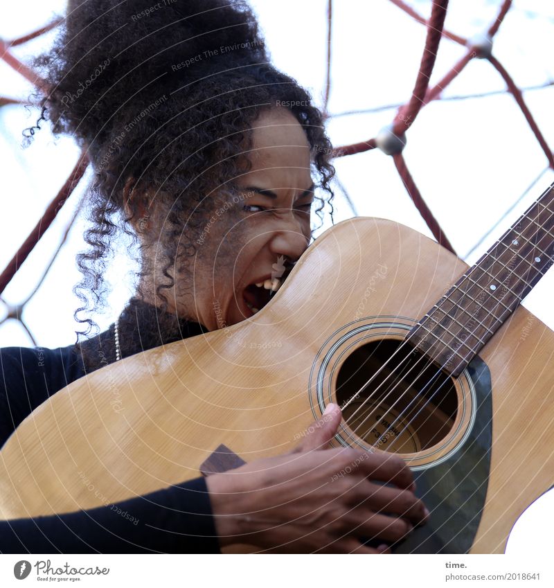 Musik | Creating Sounds feminin Frau Erwachsene 1 Mensch Künstler Sänger Gitarre Haare & Frisuren brünett langhaarig Locken beobachten festhalten Blick