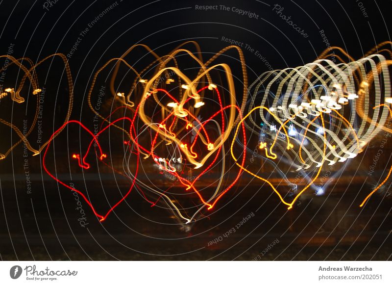 Liebesgrüße aus München Menschenleer Zeichen Herz gelb rot weiß Design Farbe Kunst Farbfoto mehrfarbig Außenaufnahme Experiment Nacht Licht Kontrast