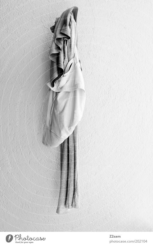 der Einfachheit halber Bekleidung T-Shirt Stoff hängen hell trist weiß einfach Wäsche Wand Stillleben Strukturen & Formen Schwarzweißfoto Kontrast