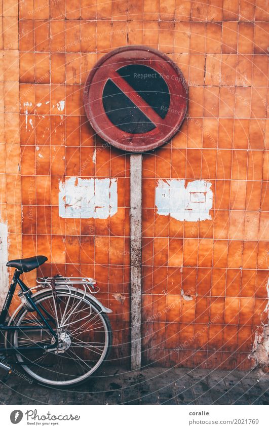 Halteverbot Kleinstadt Hauptstadt Stadtrand Altstadt Mauer Wand Fassade Schilder & Markierungen Fahrrad Stadtleben Marokko orange Seitenstraße parken Verbote