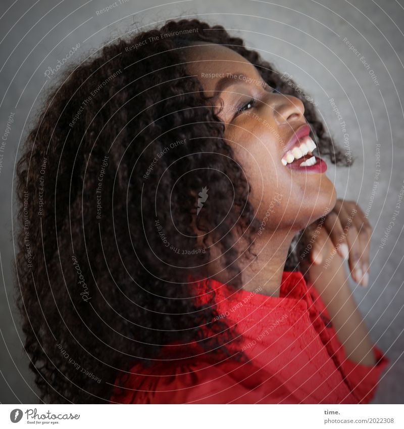 Arabella feminin Frau Erwachsene 1 Mensch Mauer Wand Kleid brünett Locken Afro-Look Erholung festhalten lachen Blick Fröhlichkeit schön positiv rot