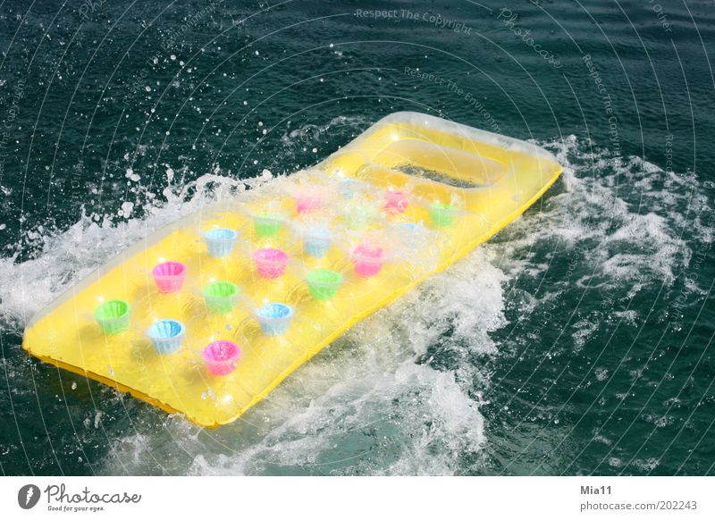 Wasserspaß Sommer Sommerurlaub Meer Wellen Spielzeug Schwimmen & Baden blau mehrfarbig gelb grün rosa Luftmatratze spritzen Schwimmhilfe Farbfoto Außenaufnahme