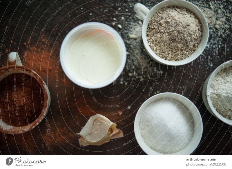 Zutaten Mise en place für Becherkuchen Lebensmittel Joghurt Zucker Haselnuss Mehl Backwaren Ernährung Slowfood Kakao Tasse Gesunde Ernährung Freizeit & Hobby