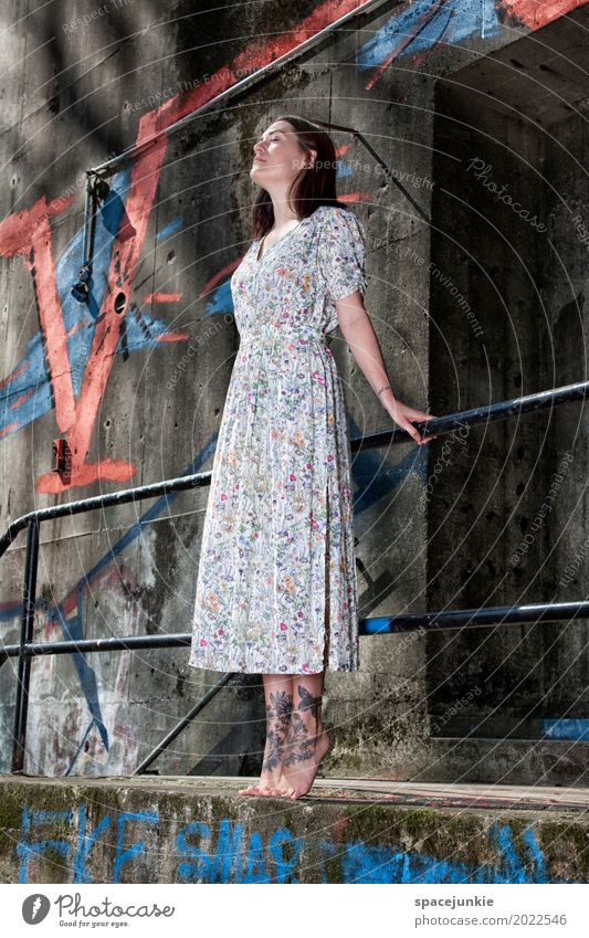 The girl in the dress (3) Mensch feminin Junge Frau Jugendliche Erwachsene 1 18-30 Jahre Mauer Wand Treppe Fassade Mode Kleid brünett langhaarig außergewöhnlich