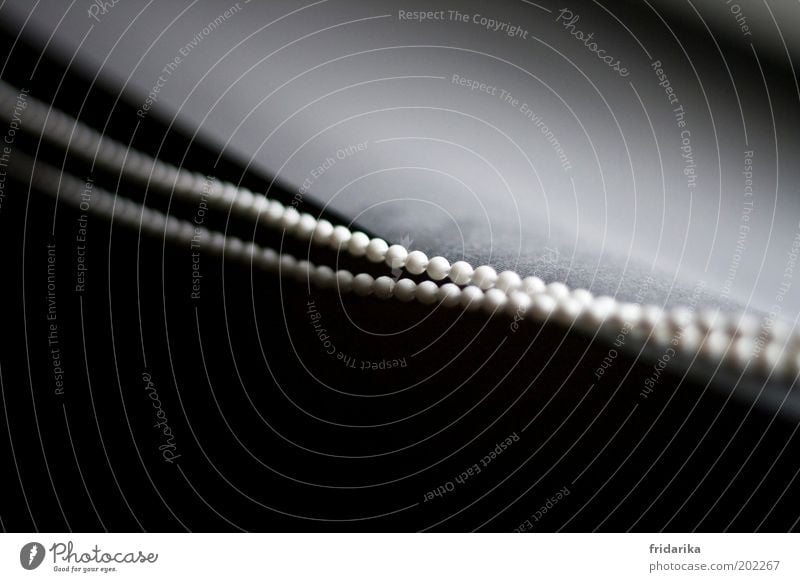 aneinandergereiht Design Schmuck Halskette Perle Perlenkette Linie hängen ästhetisch schwarz weiß schön Reinheit Ewigkeit Reihe Innenaufnahme Detailaufnahme