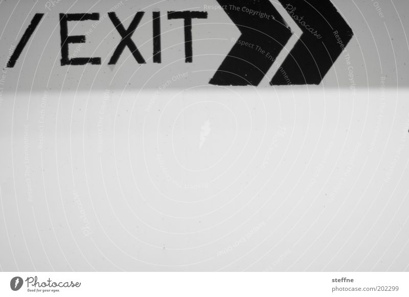 /EXIT>> Zeichen Schriftzeichen Abschied exit Ausgang Parkhaus Hinweisschild Schwarzweißfoto Innenaufnahme Zentralperspektive richtungweisend Pfeil Menschenleer