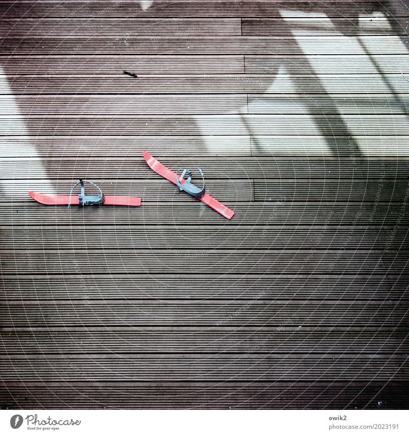 Phantom Skier Kinderskier Sportgerät Metall Kunststoff Bewegung Zusammensein unten rot vorwärts geisterhaft 2 paarweise Lichtspiel Terasse Bodenbelag Fenster