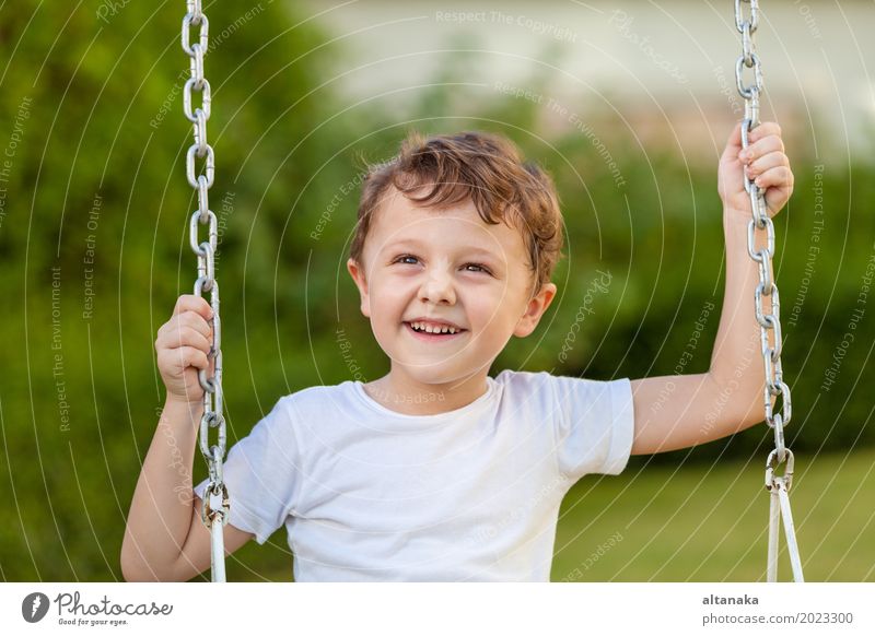 Glücklicher kleiner Junge, der auf dem Spielen auf dem Spielplatz spielt Lifestyle Freude Gesicht Erholung Freizeit & Hobby Ferien & Urlaub & Reisen Abenteuer