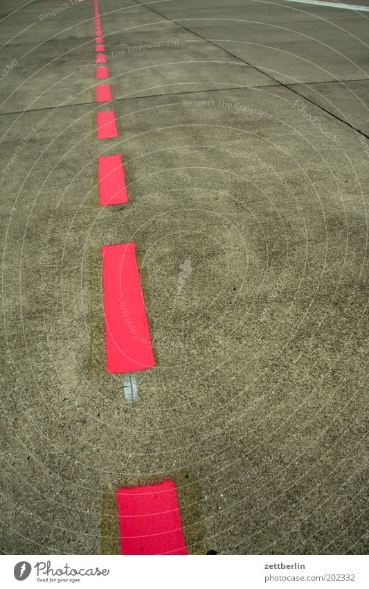 Flughafen Flugbahn Flugplatz Landebahn Linie rot Schilder & Markierungen Fahrbahnmarkierung Orientierung Wege & Pfade Wegweiser gerade geradeaus Menschenleer