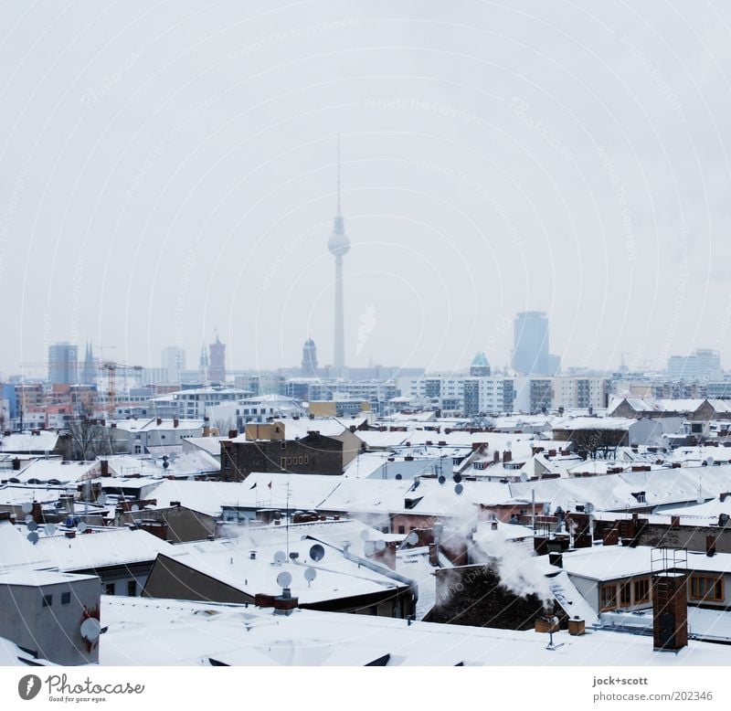 gefrorene Variante Kreuzberg Horizont Winter Nebel Schnee Hauptstadt Sehenswürdigkeit Wahrzeichen Berliner Fernsehturm kalt Aussicht Silhouette Low Key