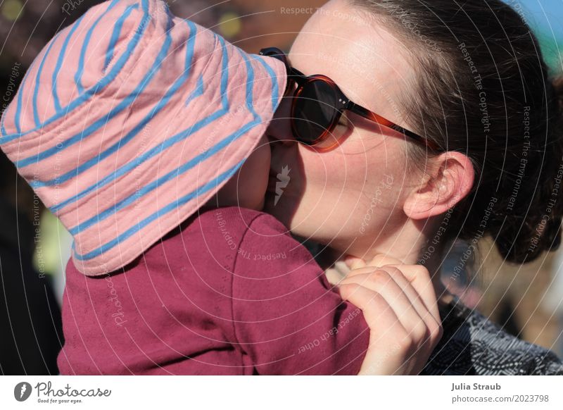 zum knutschen feminin Baby Kleinkind Mädchen Frau Erwachsene Mutter Familie & Verwandtschaft 2 Mensch 0-12 Monate 30-45 Jahre Sonnenbrille Hut brünett berühren