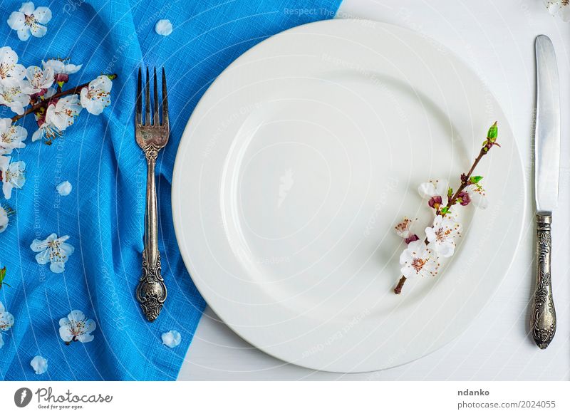 weiße Keramikplatte mit Eisen Vintage Besteck Mittagessen Abendessen Teller Gabel Tisch Küche Restaurant Blume Platz Holz Metall Stahl alt Essen oben retro blau