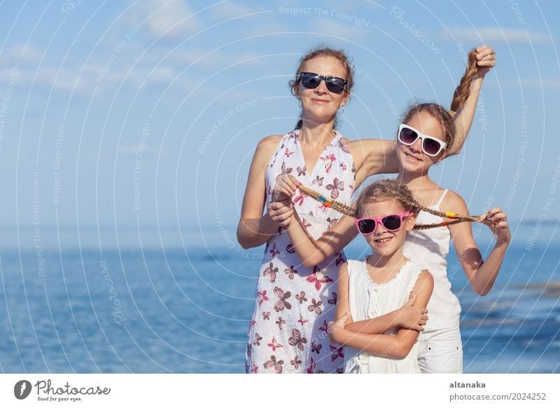Mutter und Kinder spielen am Strand in der Tageszeit. Konzept der freundlichen Familie. Lifestyle Freude Leben Erholung Freizeit & Hobby Spielen
