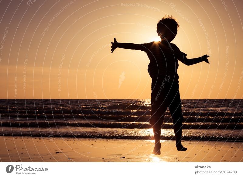 Glücklicher kleiner Junge, der auf den Strand läuft Lifestyle Freude Freizeit & Hobby Spielen Ferien & Urlaub & Reisen Ausflug Abenteuer Freiheit Sommer Sonne