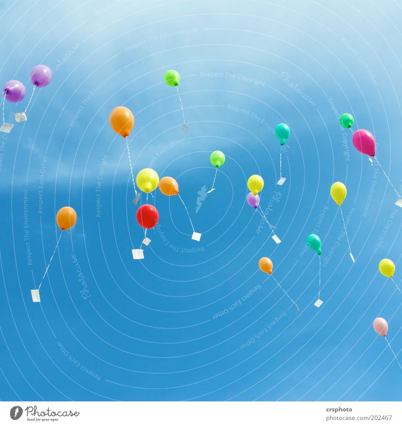 keine neunundneunzig Luftballons.... Himmel Sommer Schönes Wetter Spielzeug Kunststoff fliegen frisch Unendlichkeit blau gelb grün rot Freiheit Brief