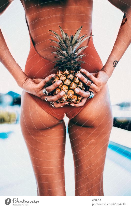Attraktiver weiblicher erwachsener Ananas hinter ihr zurück halten Frucht Lifestyle Freude Körper Schwimmbad Ferien & Urlaub & Reisen Tourismus Sommer