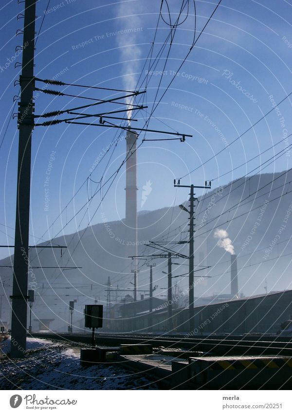 zwischen nebel und himmelsblau Gleise Elektrizität Starkstrom Umwelt Abgas Emission Nebel Elektrisches Gerät Technik & Technologie Bahnhof Aktien