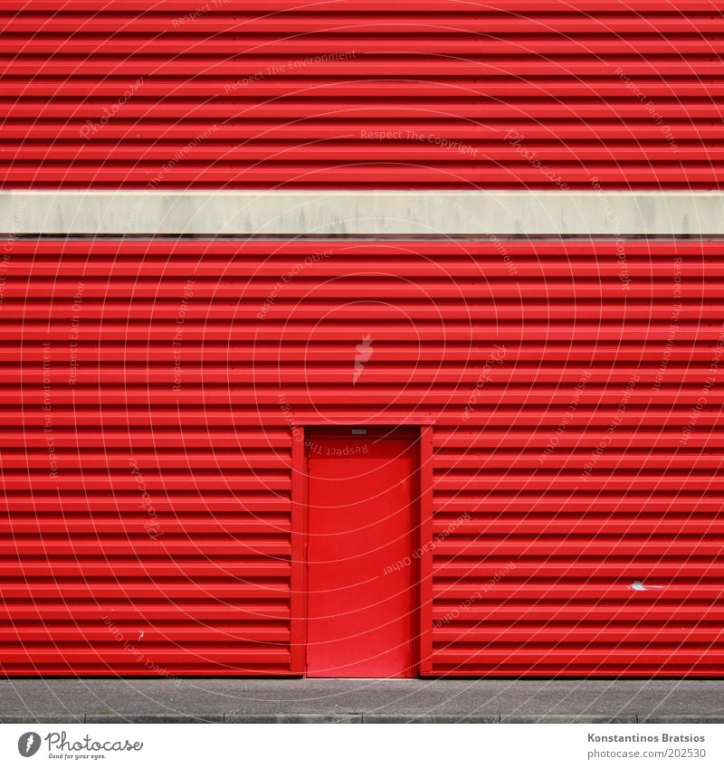 Eintritt verboten! Gebäude Fassade Tür Fassadenverkleidung Eingang Ausgang Eingangstür einfach groß grau rot Farbe Handel beige Bordsteinkante Wege & Pfade