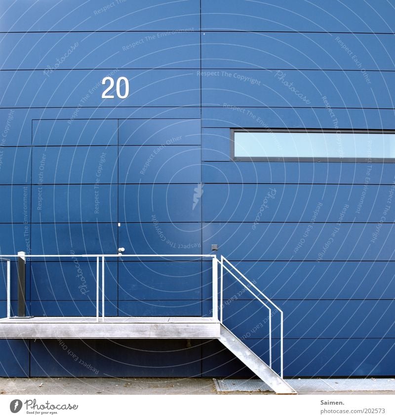 Hausnummer "20" Mauer Wand Fassade eckig seriös blau Design modern Perspektive Symmetrie Strukturen & Formen Treppe Ziffern & Zahlen Fenster Gebäude Bauwerk Tür