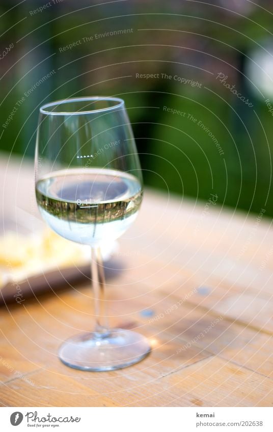 Guter Riesling (Weinberg im Glas) Lebensmittel Getränk Alkohol Weißwein Weinglas Weissweinglas Tisch Duft genießen frisch gut kalt lecker Lebensfreude