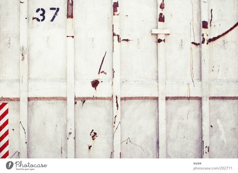 Siebenunddreißig Container Metall Ziffern & Zahlen Linie Streifen alt eckig einfach trashig trist weiß Ordnung zählen Industriefotografie 37 Rost Abtrennung