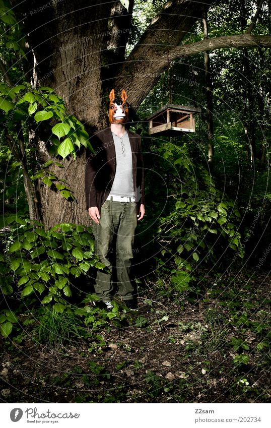 bayerischer ureinwohner Mensch maskulin 1 Natur Baum Sträucher Wald Maske stehen dunkel gruselig rebellisch trashig verrückt Kraft verstört bizarr skurril