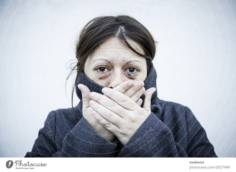 Geschädigte Frau mit beschädigten Augen Gesicht Erwachsene alt weinen Aggression bedrohlich schwarz weiß Schmerz Einsamkeit Angst Entsetzen Stress zwängen