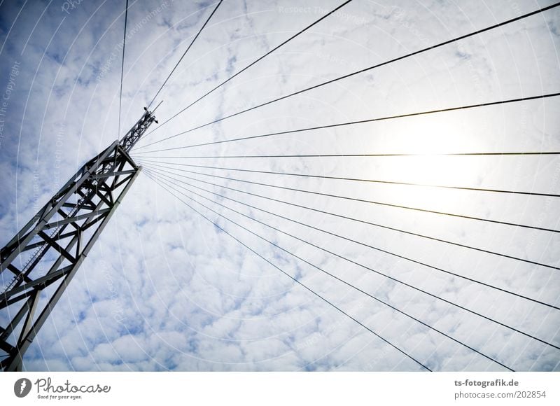 Strahlemann Technik & Technologie Telekommunikation Rundfunksender Sendemast Kontrolle Himmel Wolken Sonne Menschenleer Turm Bauwerk Stahlkonstruktion