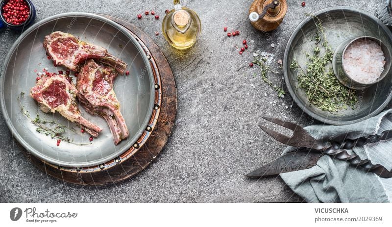 Marinierte Lammkoteletts fürs Grillen Lebensmittel Fleisch Kräuter & Gewürze Öl Ernährung Picknick Bioprodukte Geschirr Teller Messer Gabel Stil Design Tisch