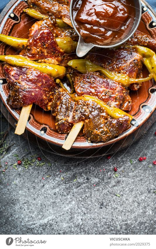 Marinierter Fleischspieße mit Pepperonis Lebensmittel Kräuter & Gewürze Öl Ernährung Mittagessen Picknick Bioprodukte Geschirr Stil Design Tisch Küche Grill