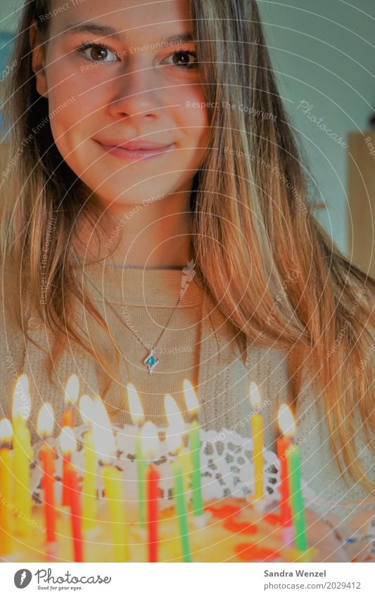 Happy Birthday Kuchen Kerze Geburtstag Jugendliche Torte Ernährung Party Feste & Feiern feminin Frau Erwachsene Familie & Verwandtschaft Freundschaft 1 Mensch