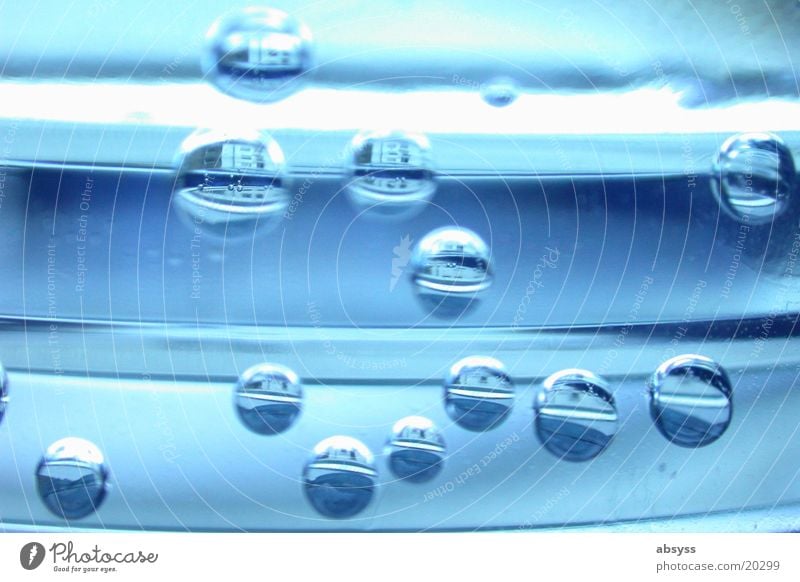 Reverse-Reflection Makroaufnahme Unendlichkeit Reflexion & Spiegelung Getränk Licht nass türkis Nahaufnahme Wasser Flasche blasen blau Flüssigkeit Blubbern