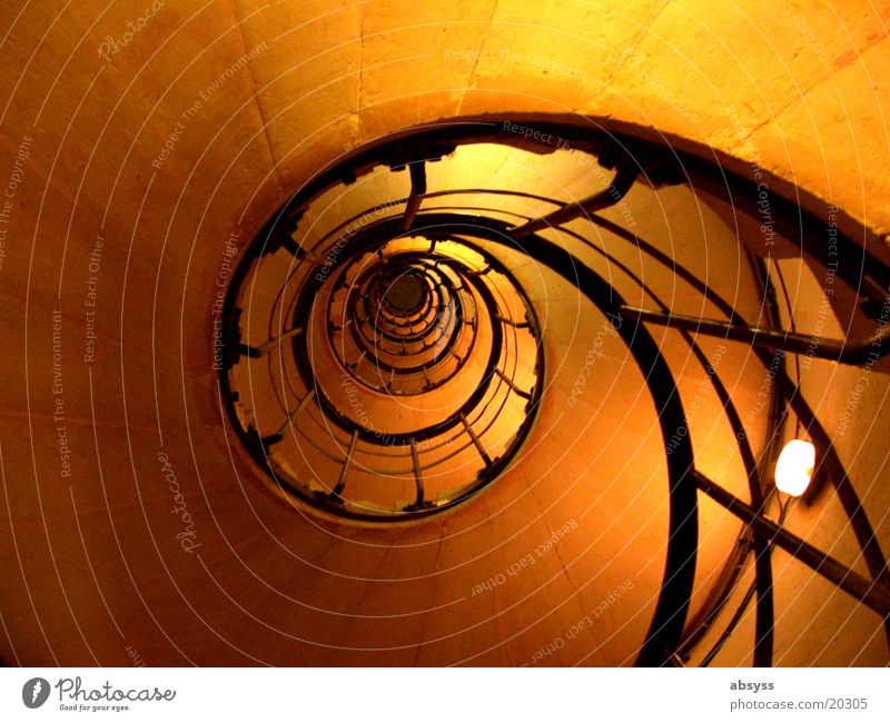 Aufgang Paris Frankreich Treppe Wendeltreppe schwarz Kunstlicht Spirale Licht Ferien & Urlaub & Reisen Erfolg gelb Architektur arc de triump Arc de Triomphe