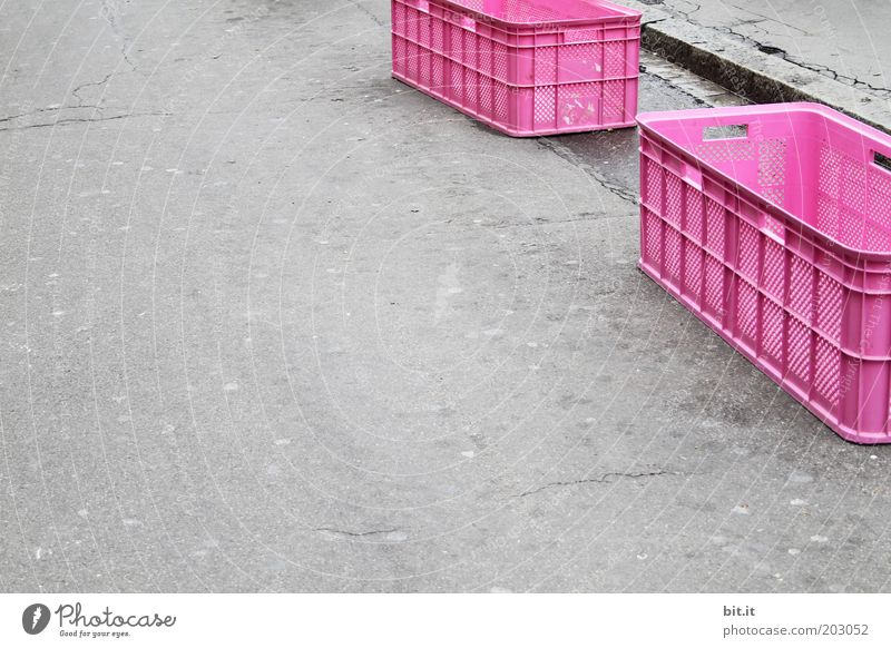 MÄDCHENTOR Platz Verpackung Kunststoffverpackung grau rosa Hoffnung Kasten Kiste Behälter u. Gefäße Straße Ordnung System Ordnungsliebe Asphalt ausdruckslos