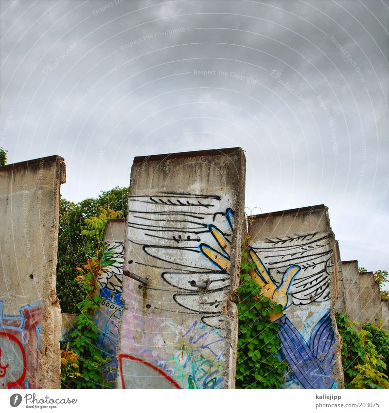 betonköpfe Hand Finger Flügel Zeichen Graffiti frei Freiheit Berliner Mauer Himmel Tag der Deutschen Einheit Farbfoto mehrfarbig Außenaufnahme DDR Denkmal