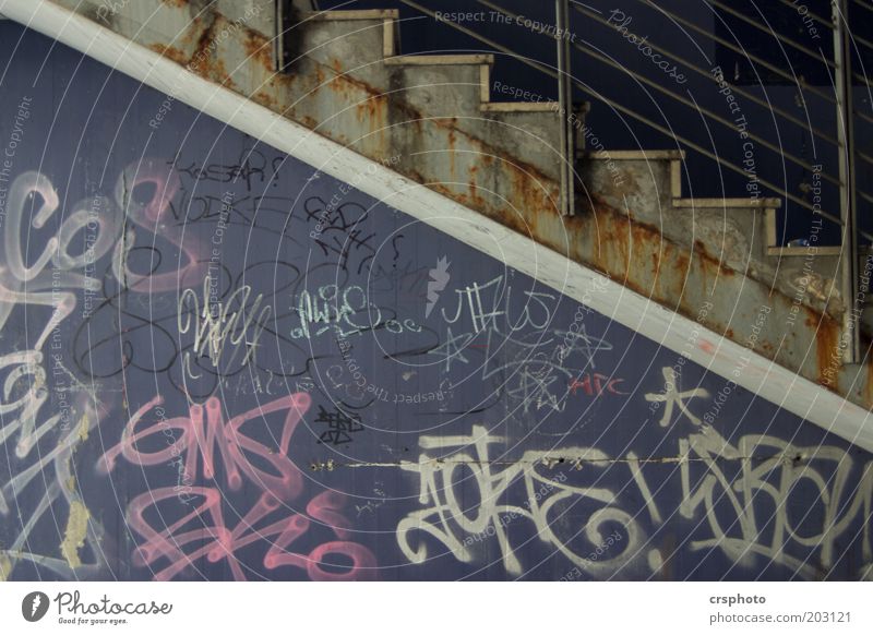 Große Jungs die auf Wände sprühen.... Kunst Kunstwerk Jugendkultur Subkultur Industrieanlage Gebäude Mauer Wand Treppe Stein Beton Metall Rost Graffiti alt