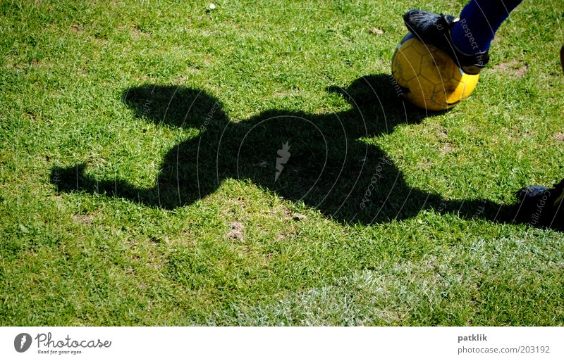Vorstopper Sport Sportler Fußball Sportstätten Junge 8-13 Jahre Kind Kindheit Fußballer Ball Rasen gelb grün Schatten bereit Farbfoto Außenaufnahme Tag Kontrast
