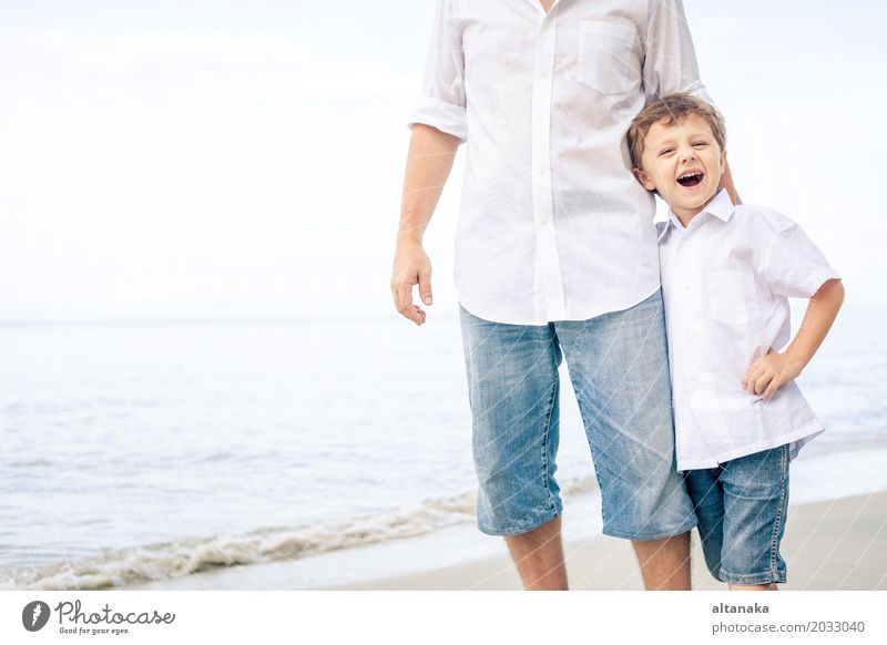 Vater und Sohn, die auf dem Strand spielen Lifestyle Freude Leben Erholung Freizeit & Hobby Spielen Ferien & Urlaub & Reisen Ausflug Freiheit Sommer Sonne Meer