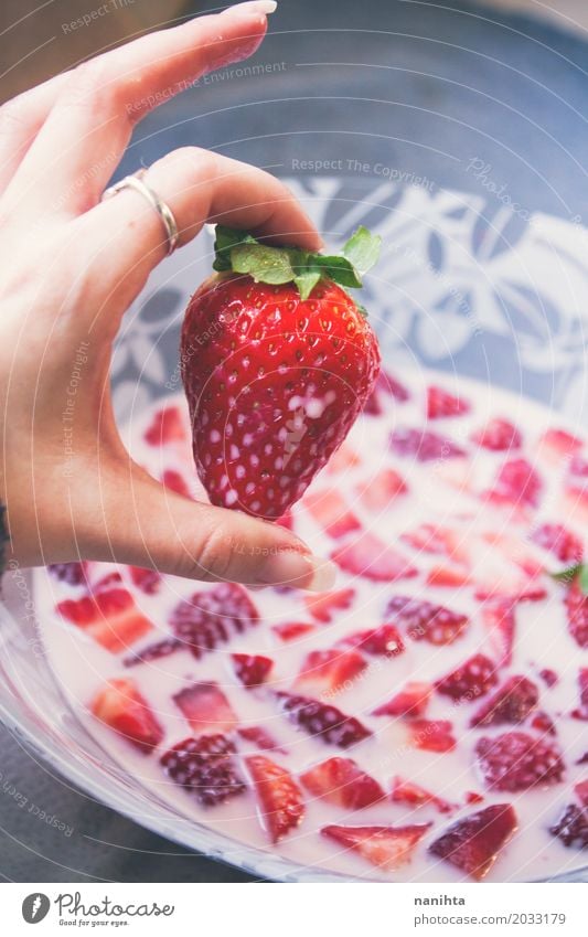 Erdbeeren und Milch Lebensmittel Frucht Dessert Erdbeer Shake Vegetarische Ernährung Schalen & Schüsseln Gesunde Ernährung Haus Tisch Küche Mensch Junge Frau