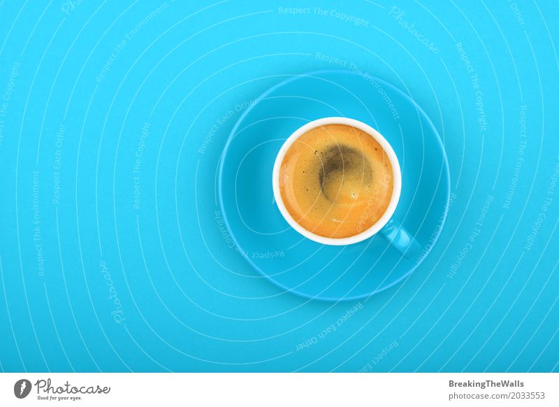 Espresso in der blauen Schale auf blauem Hintergrund Frühstück Kaffeetrinken Getränk Heißgetränk Becher Kunst Papier Coolness Tatkraft Gelassenheit elegant
