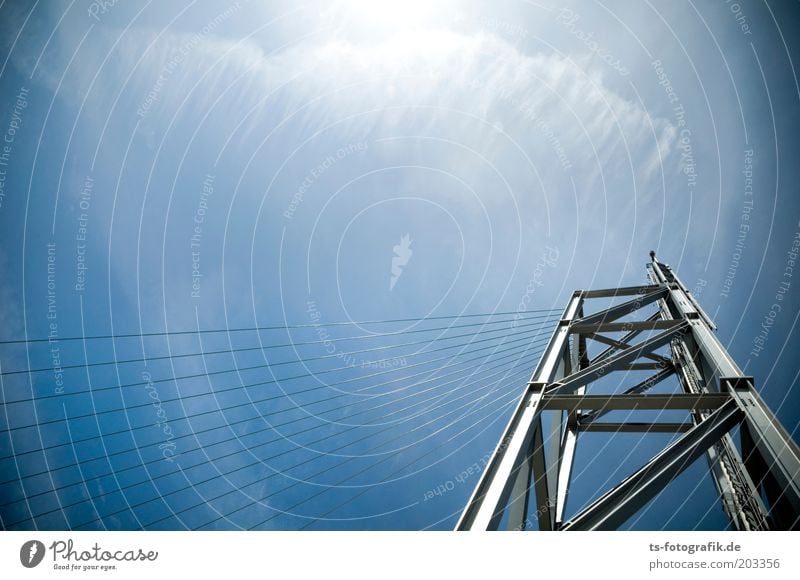 Übertriebene Windharfe Urelemente Luft Himmel Wolken Schönes Wetter Turm Architektur Stahlkonstruktion Stahlkabel Drahtseil Metallbau Linie hoch blau grau