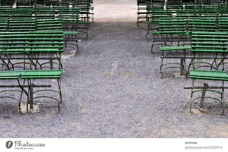 Public Viewing ruhig Sommer Stuhl Veranstaltung Park grau grün Stuhlreihe Bestuhlung leer Farbfoto Gedeckte Farben Außenaufnahme Textfreiraum Mitte Morgen Tag