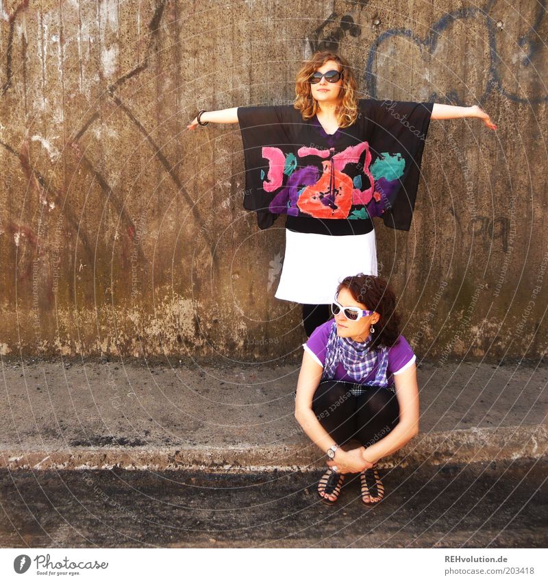 "Hey, Schwester!" Mensch feminin Junge Frau Jugendliche Geschwister 2 18-30 Jahre Erwachsene sitzen stehen Wand Betonwand Sommer Sonnenbrille Rock Arme