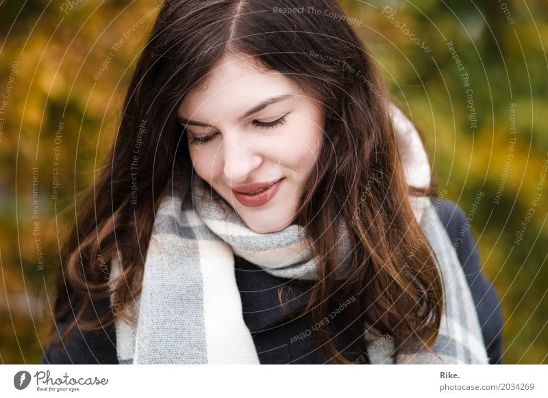 Zurück in den Herbst. Gesundheit Mensch feminin Junge Frau Jugendliche Erwachsene Gesicht 1 18-30 Jahre Winter Schal Lächeln träumen schön natürlich Wärme