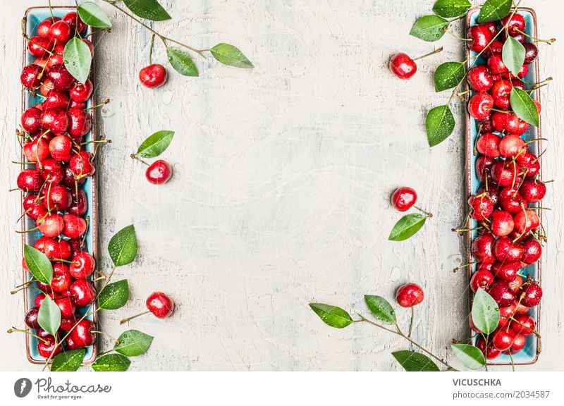 Hintergrund mit roten Kirschen und grünen Blättern Lebensmittel Frucht Ernährung Bioprodukte Vegetarische Ernährung Diät Stil Design Gesundheit